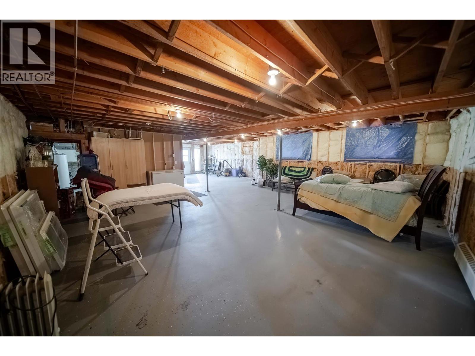 7055 93/95 Highway, Wasa, BC - Indoor Photo Showing Basement