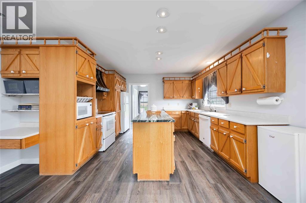 1804 Huffs Corners Road, Dawn-Euphemia, ON - Indoor Photo Showing Kitchen