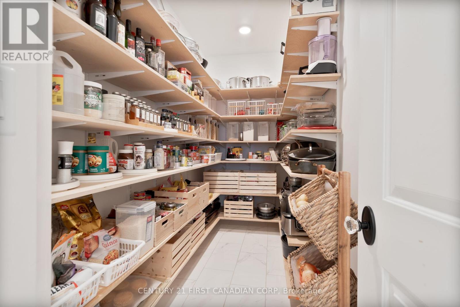 161 Collins Way, Strathroy-Caradoc (Se), ON - Indoor With Storage