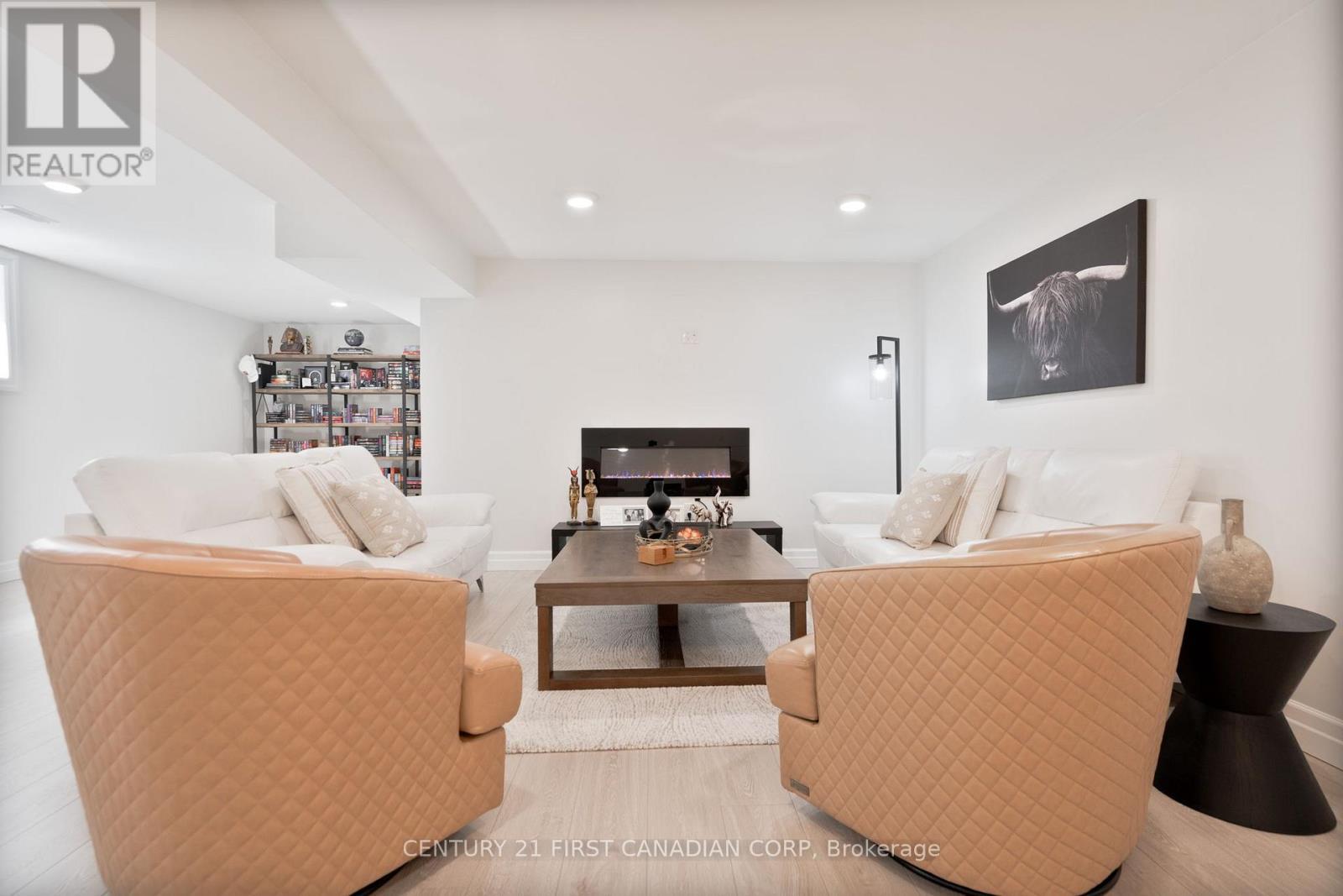161 Collins Way, Strathroy-Caradoc (Se), ON - Indoor Photo Showing Living Room