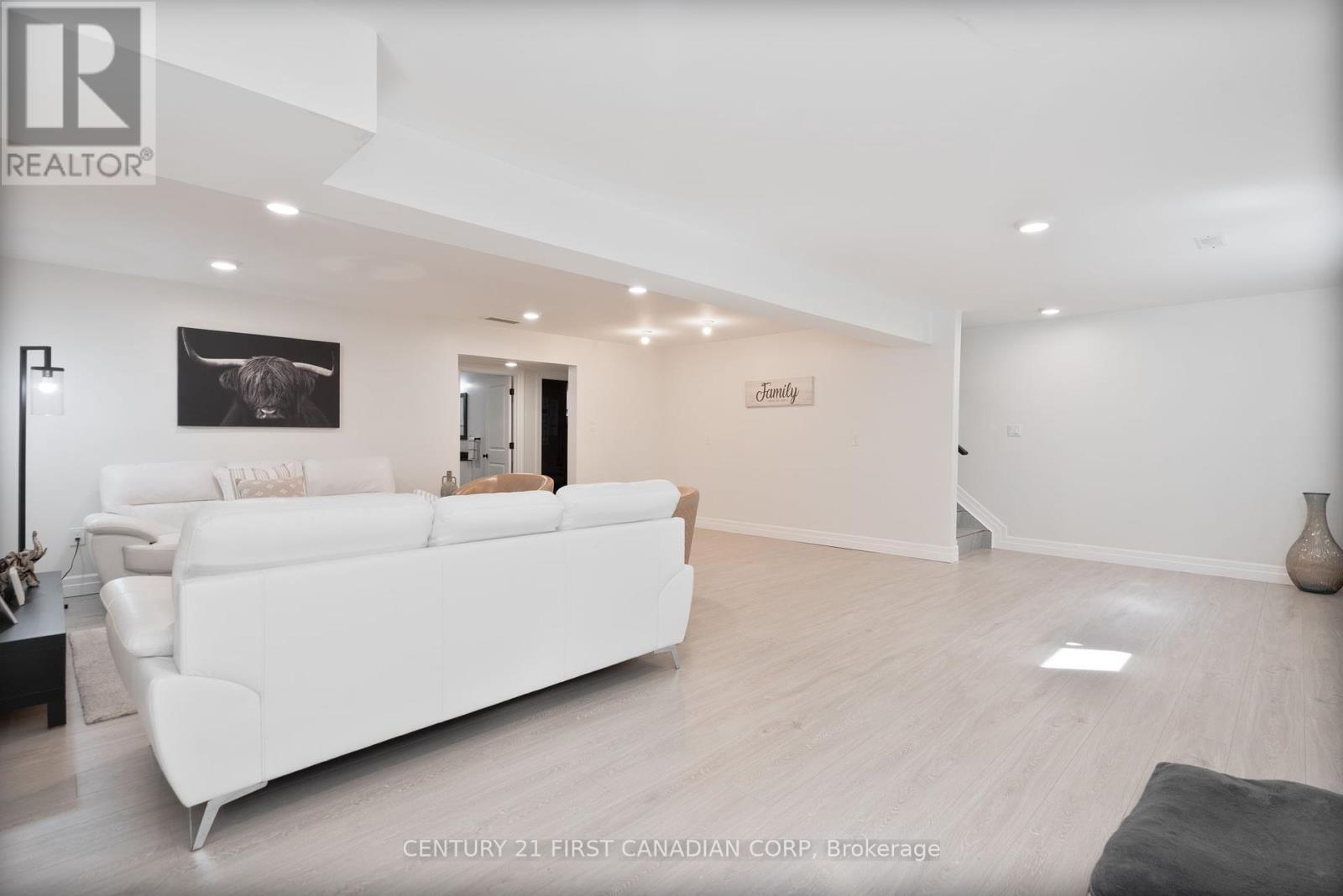 161 Collins Way, Strathroy-Caradoc (Se), ON - Indoor Photo Showing Living Room