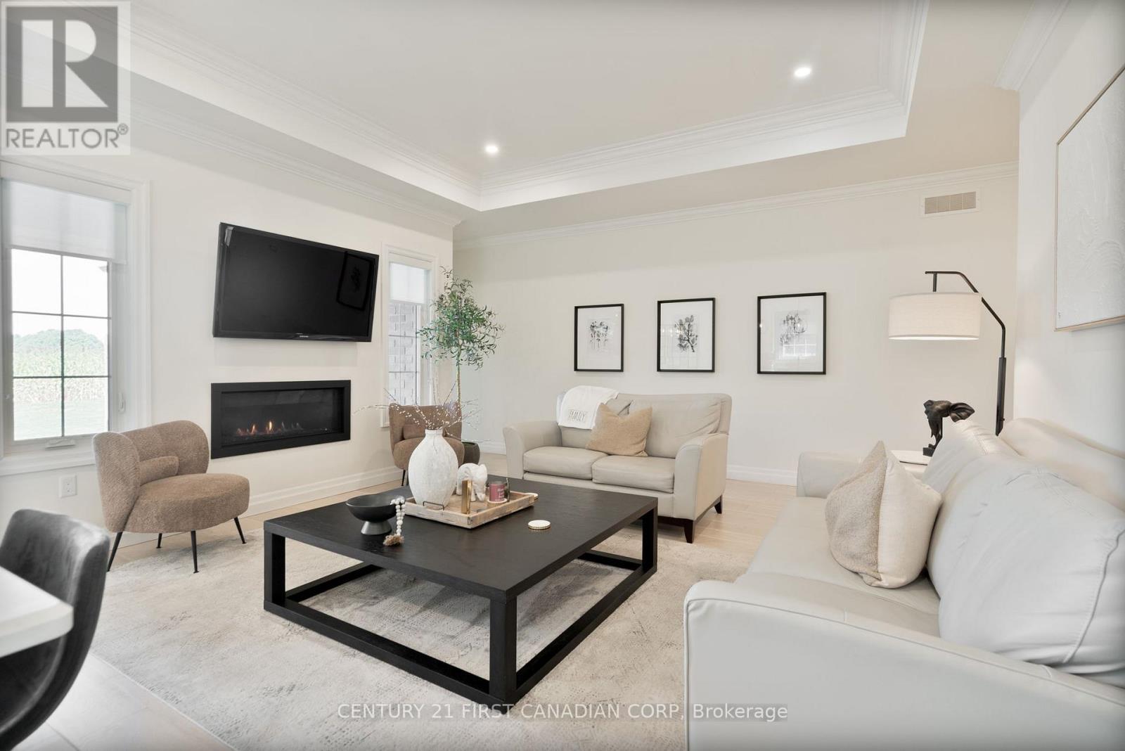 161 Collins Way, Strathroy-Caradoc (Se), ON - Indoor Photo Showing Living Room With Fireplace