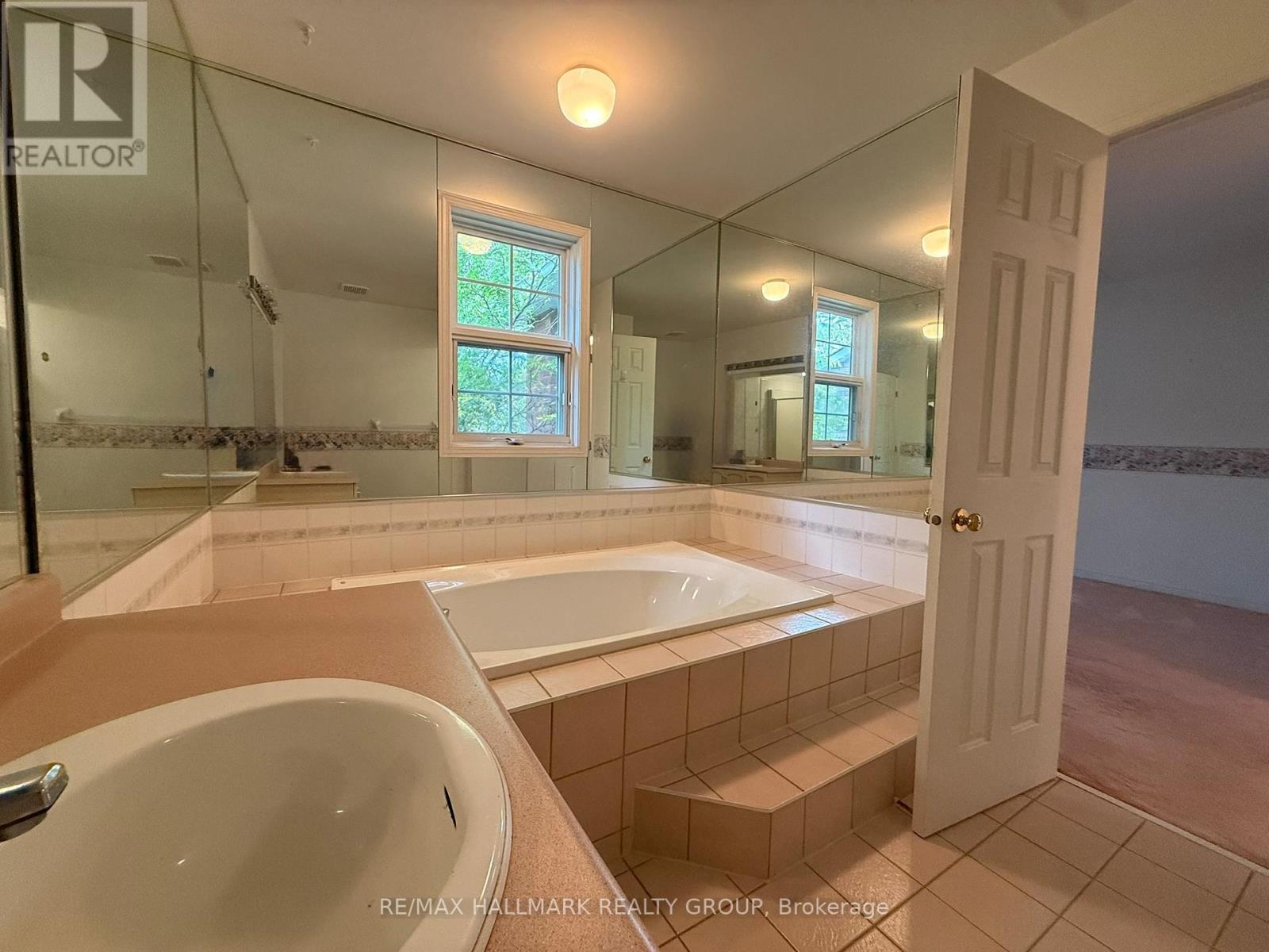 195 Blackdome Crescent, Ottawa, ON - Indoor Photo Showing Bathroom