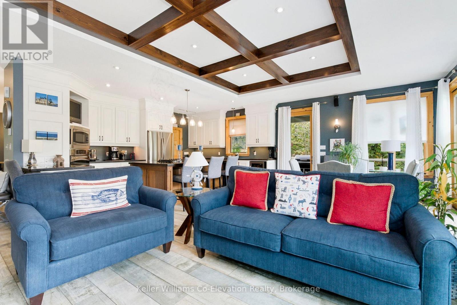 15 Rue De Parc, Tiny, ON - Indoor Photo Showing Living Room