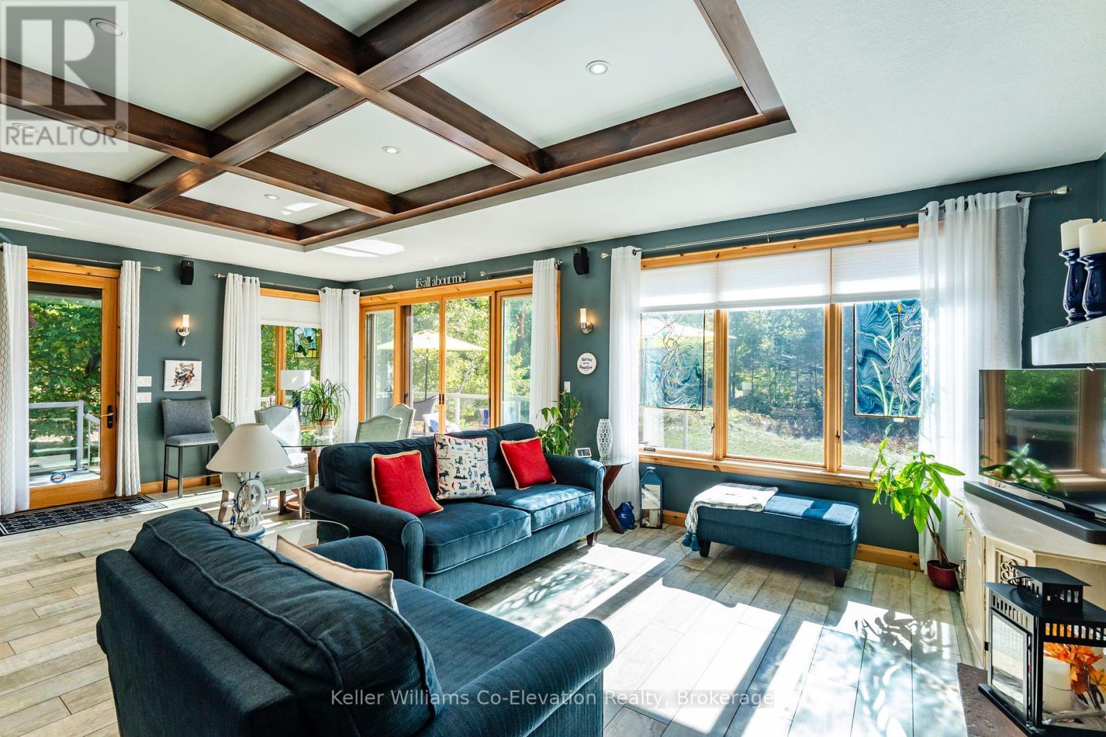 15 Rue De Parc, Tiny, ON - Indoor Photo Showing Living Room
