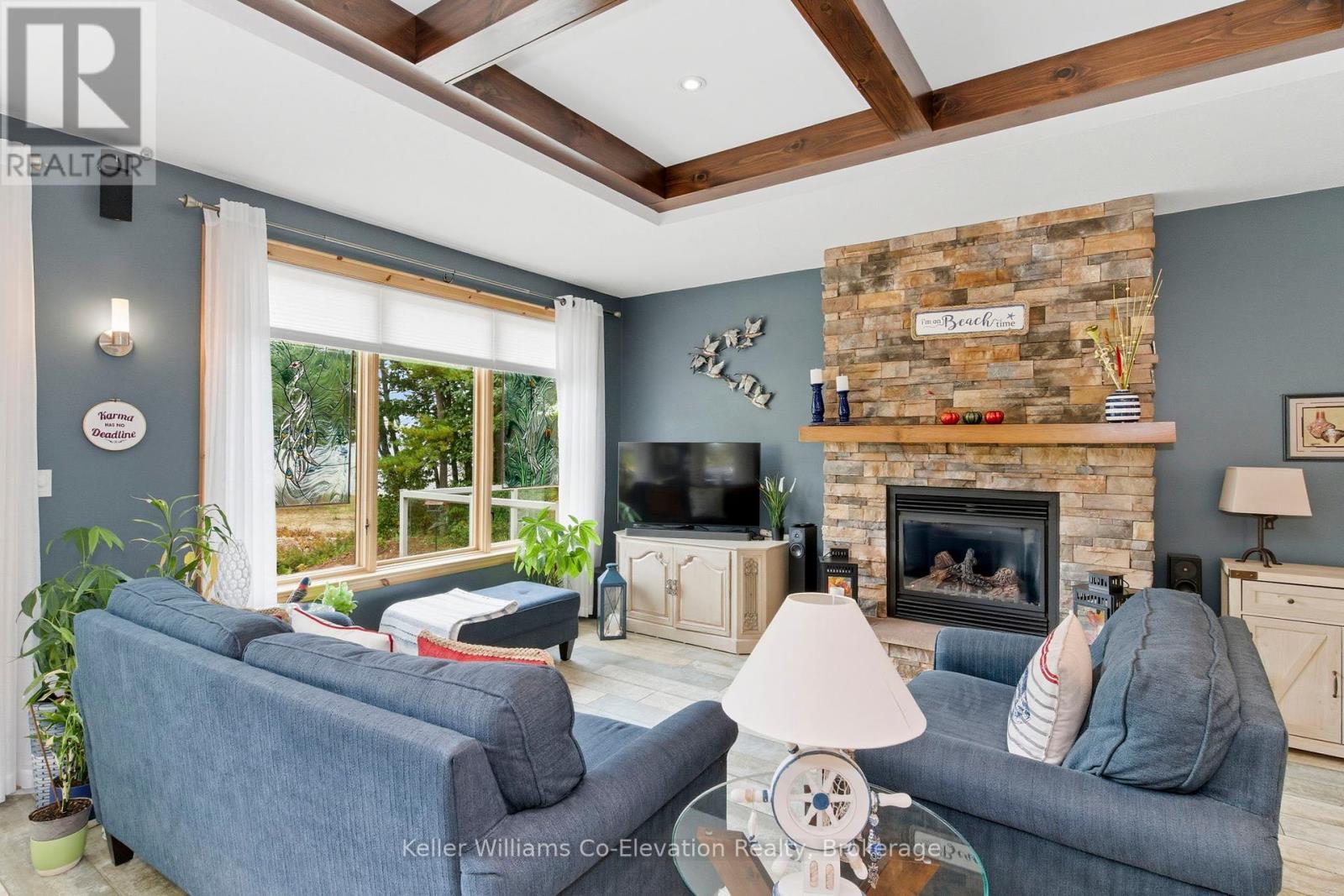 15 Rue De Parc, Tiny, ON - Indoor Photo Showing Living Room With Fireplace