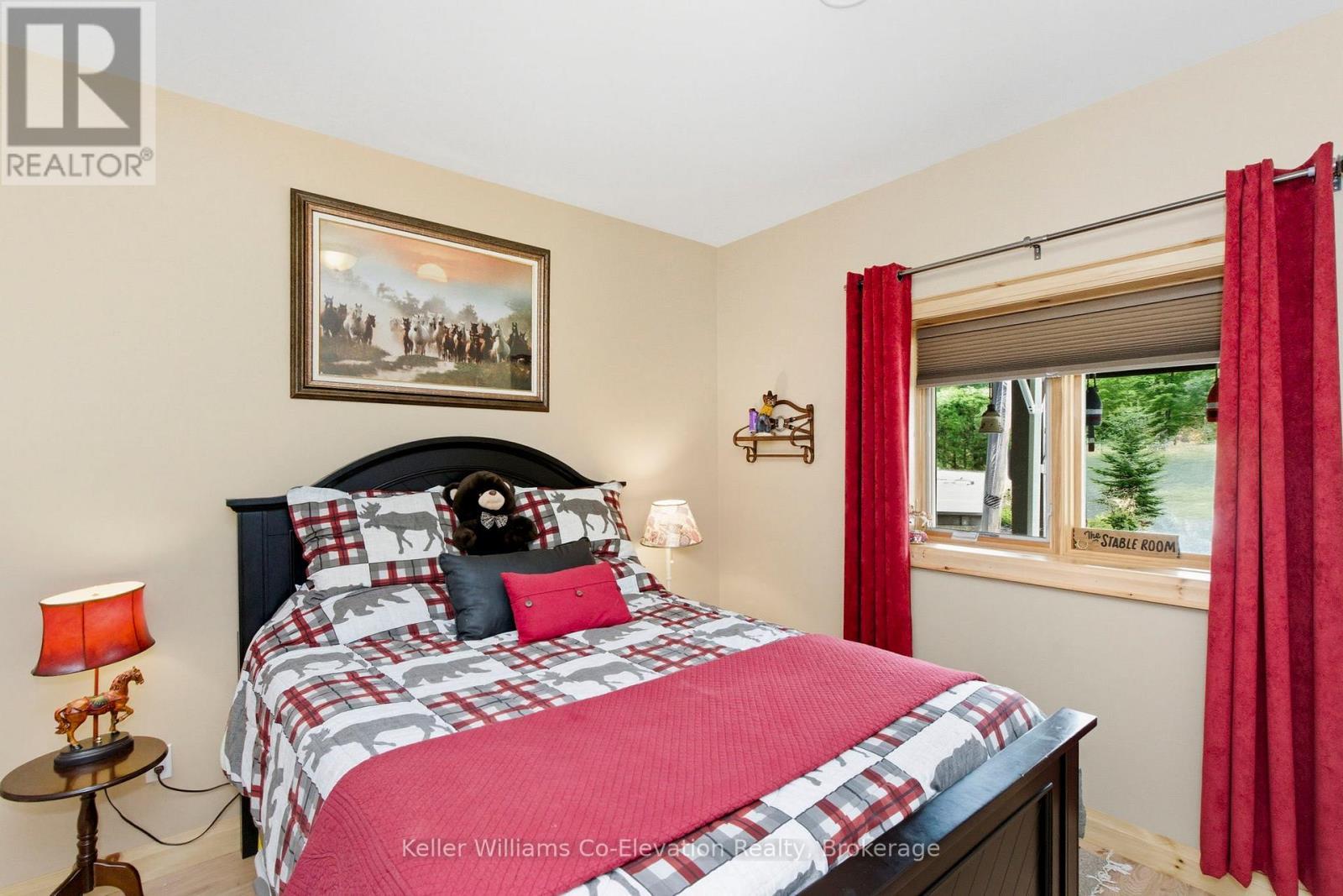 15 Rue De Parc, Tiny, ON - Indoor Photo Showing Bedroom