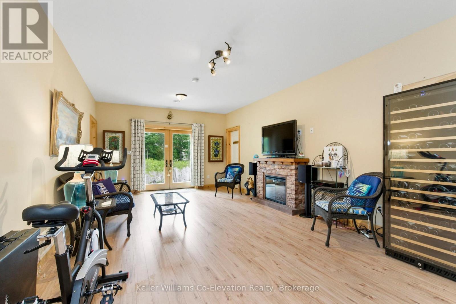 15 Rue De Parc, Tiny, ON - Indoor With Fireplace