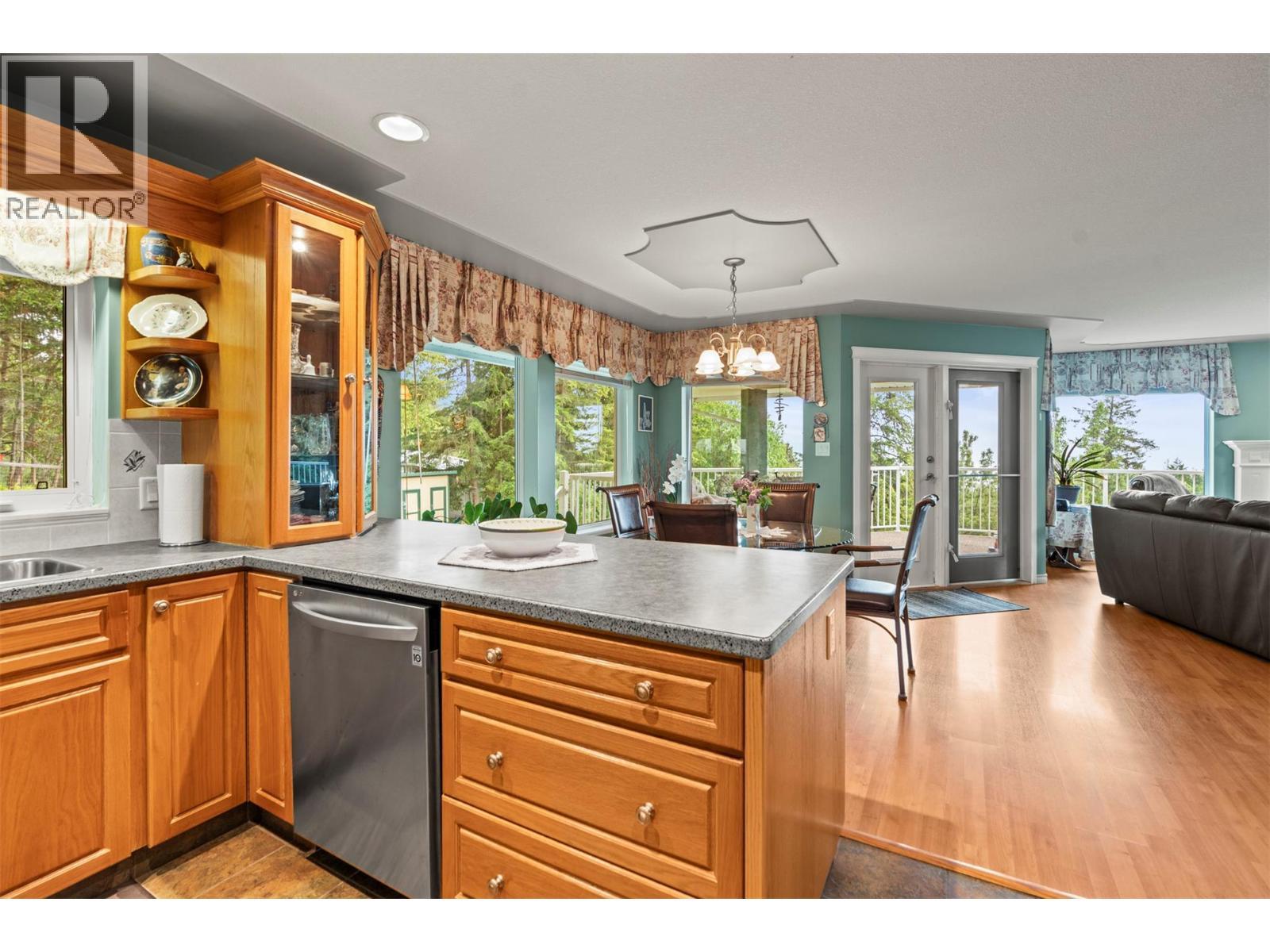 7775 Chew Road, Vernon, BC - Indoor Photo Showing Kitchen