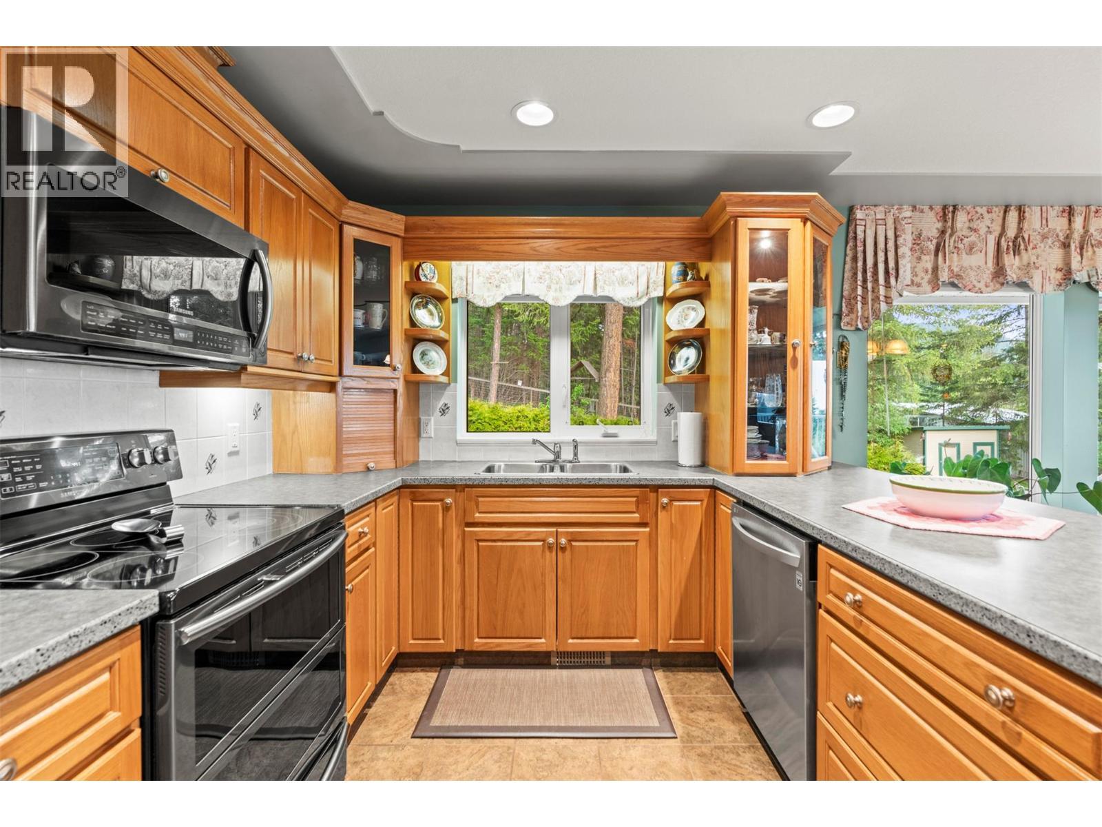 7775 Chew Road, Vernon, BC - Indoor Photo Showing Kitchen With Double Sink