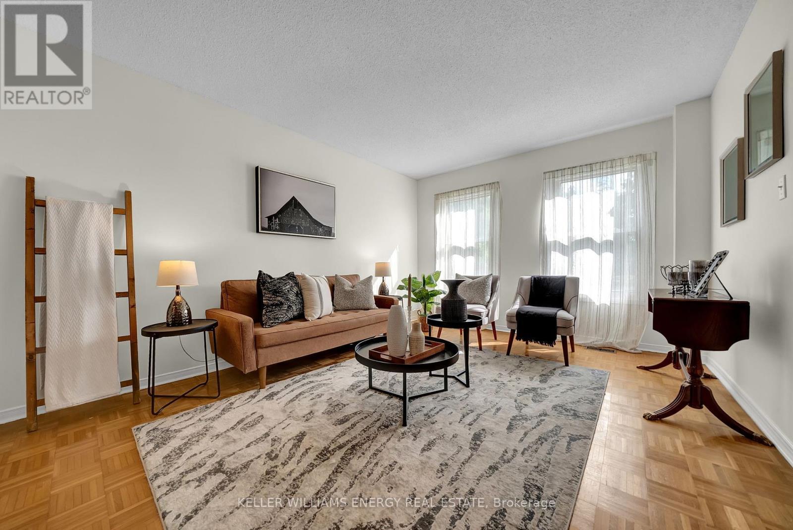 280 Thornton Road N, Oshawa (Mclaughlin), ON - Indoor Photo Showing Living Room