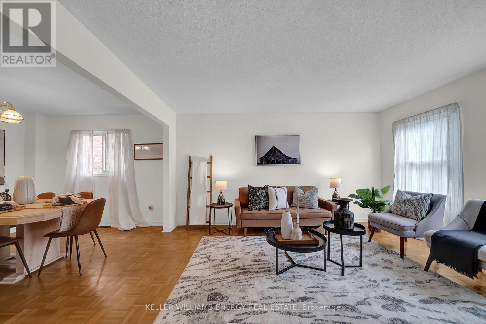 280 Thornton Road N, Oshawa (Mclaughlin), ON - Indoor Photo Showing Living Room
