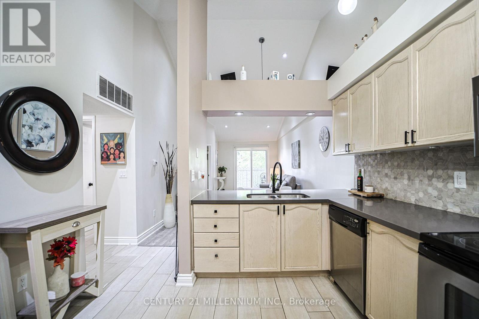 164 - 85 Bristol Road E, Mississauga, ON - Indoor Photo Showing Kitchen With Double Sink