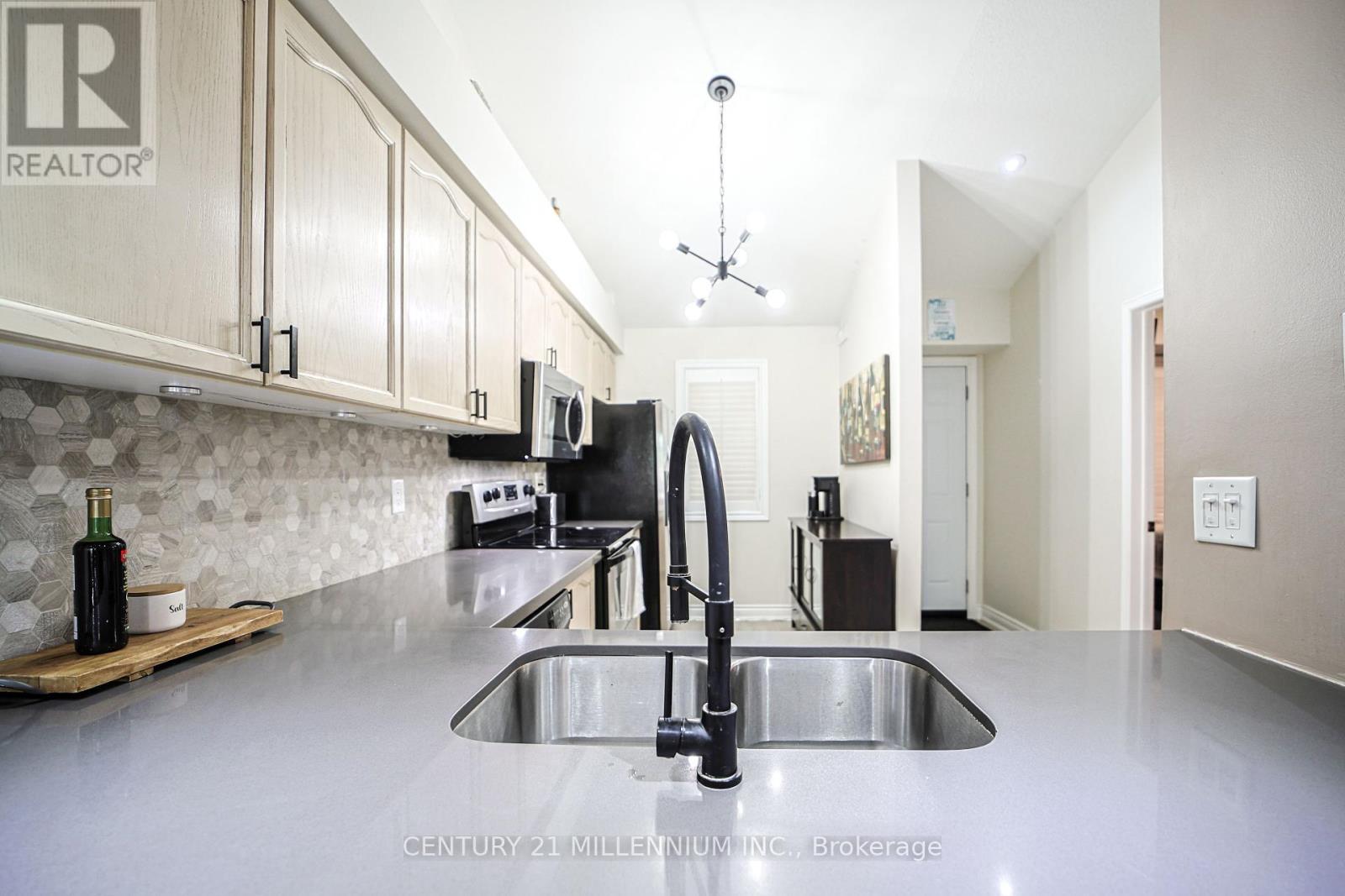 164 - 85 Bristol Road E, Mississauga, ON - Indoor Photo Showing Kitchen With Double Sink