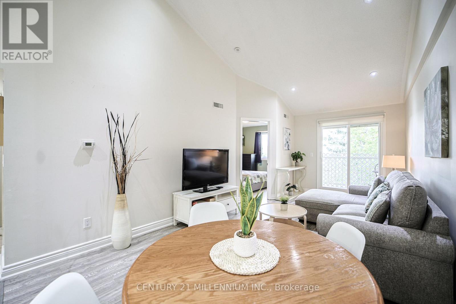 164 - 85 Bristol Road E, Mississauga, ON - Indoor Photo Showing Living Room