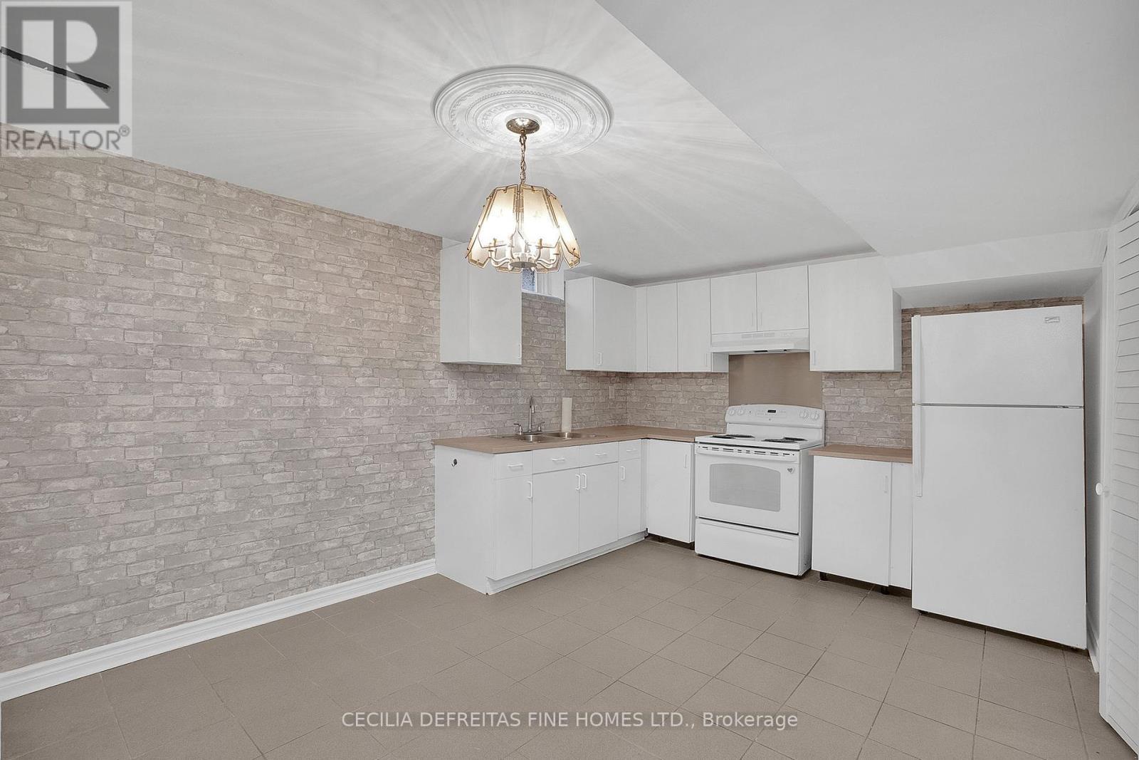 Bsmt - 249 Dante Court, Vaughan, ON - Indoor Photo Showing Kitchen