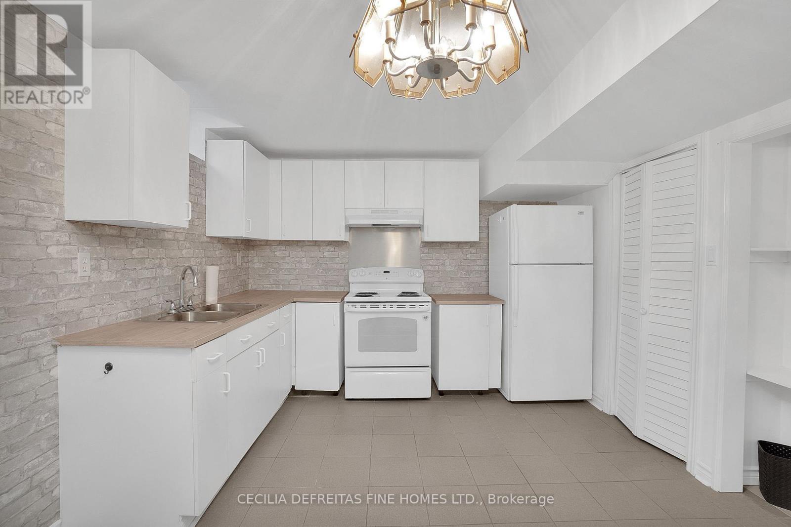 Bsmt - 249 Dante Court, Vaughan, ON - Indoor Photo Showing Kitchen With Double Sink