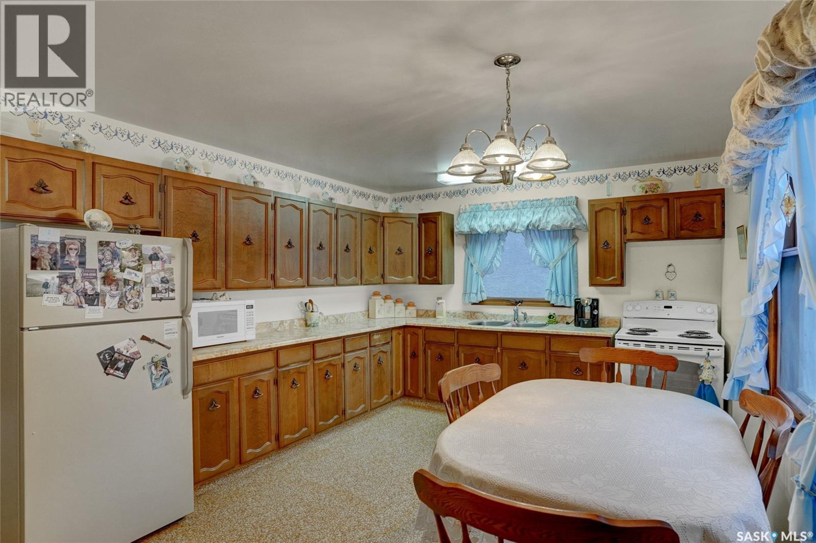 524 6Th Avenue E, Assiniboia, SK - Indoor Photo Showing Kitchen With Double Sink
