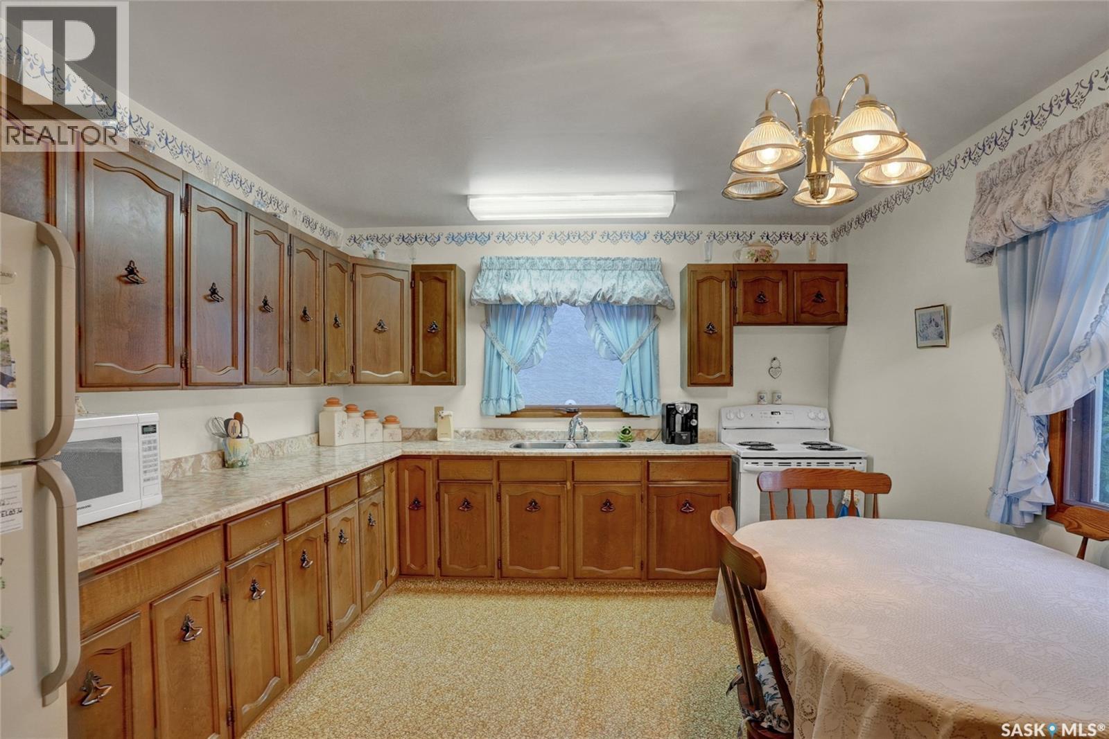 524 6Th Avenue E, Assiniboia, SK - Indoor Photo Showing Kitchen With Double Sink