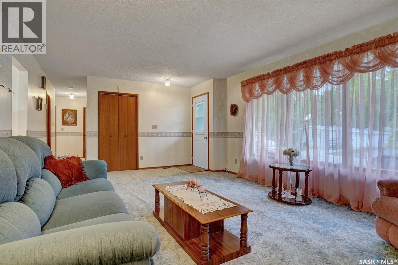 524 6Th Avenue E, Assiniboia, SK - Indoor Photo Showing Living Room