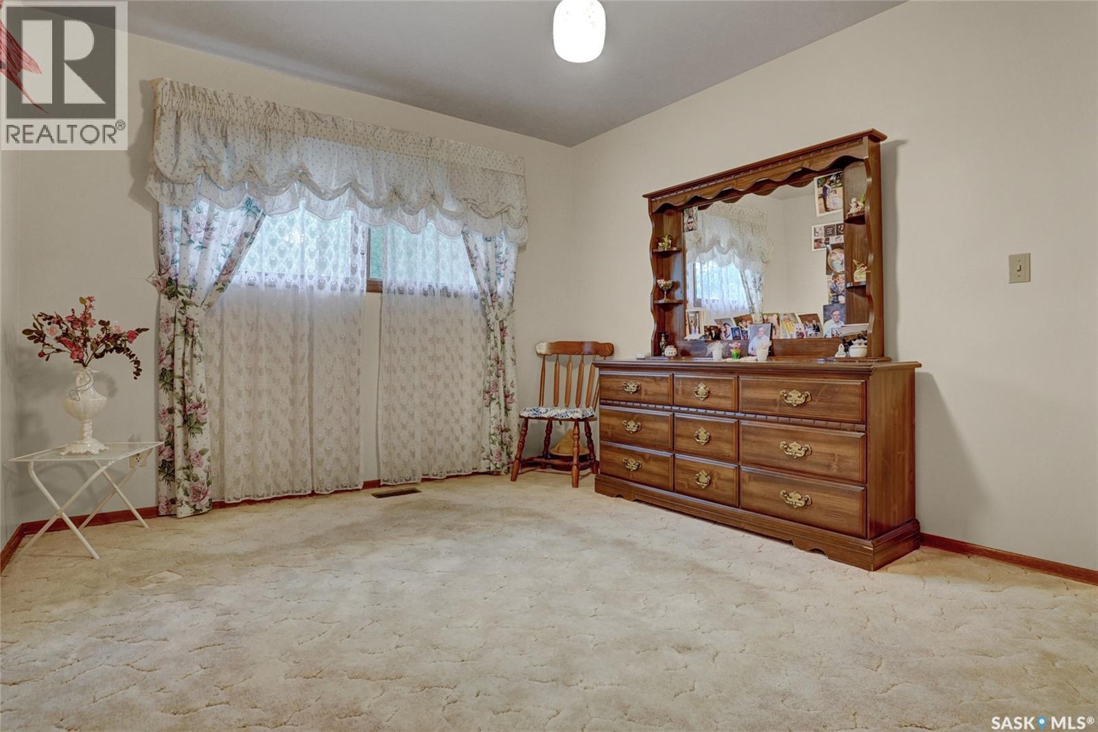 524 6Th Avenue E, Assiniboia, SK - Indoor