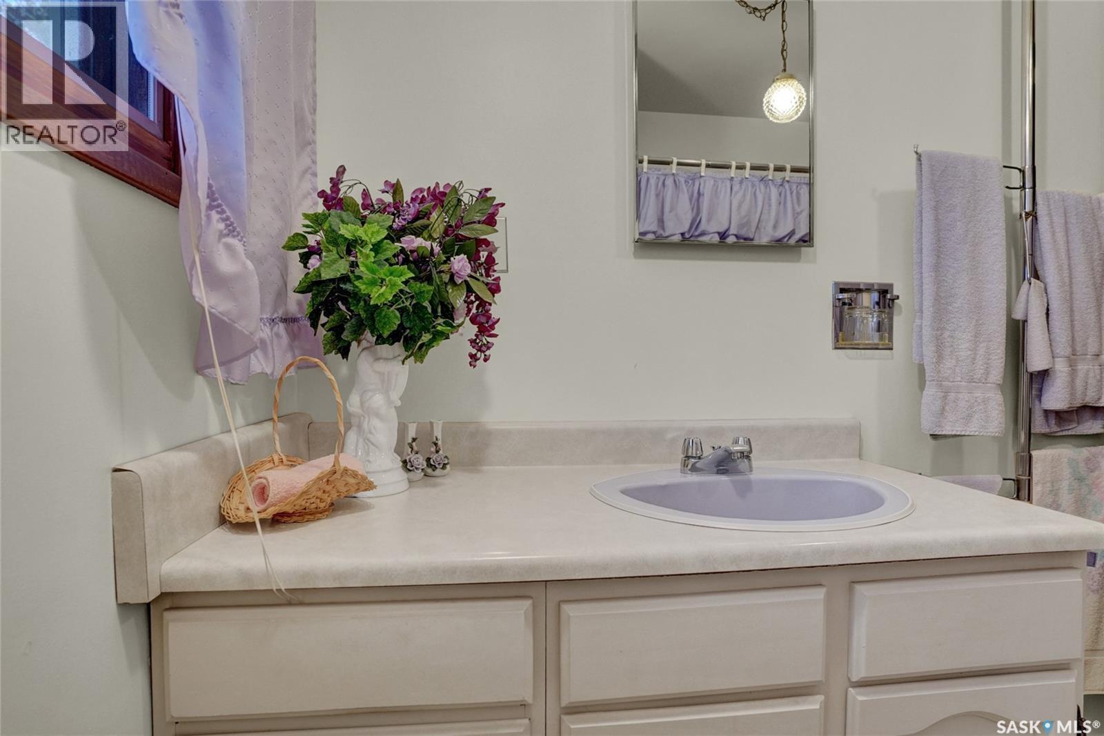 524 6Th Avenue E, Assiniboia, SK - Indoor Photo Showing Bathroom