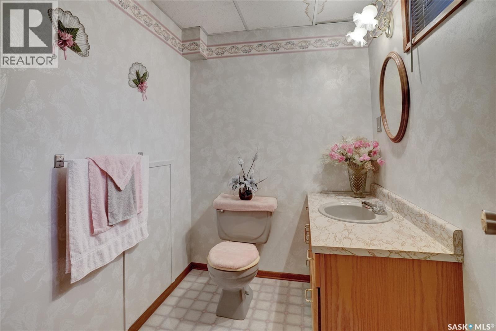 524 6Th Avenue E, Assiniboia, SK - Indoor Photo Showing Bathroom