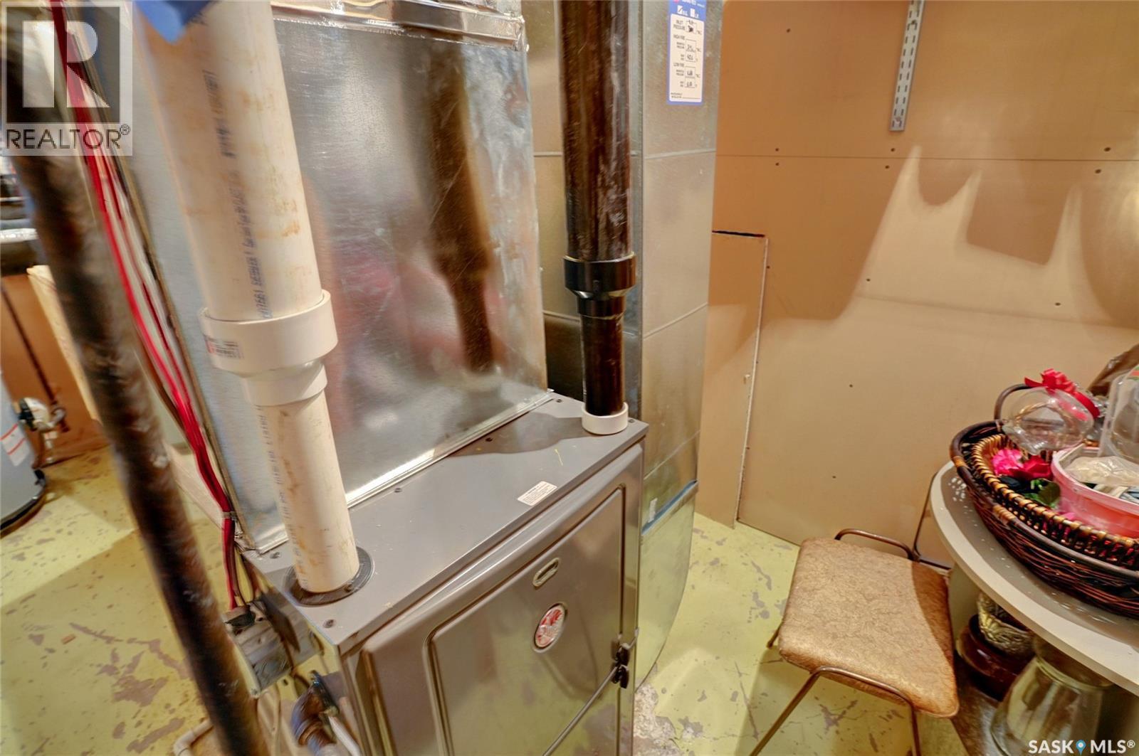 524 6Th Avenue E, Assiniboia, SK - Indoor