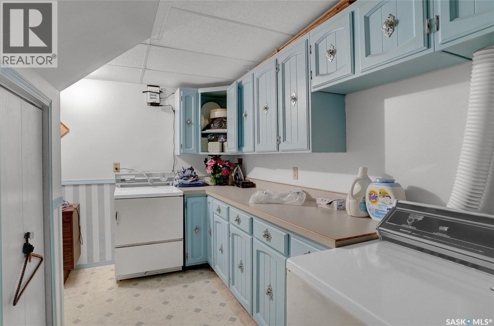 524 6Th Avenue E, Assiniboia, SK - Indoor