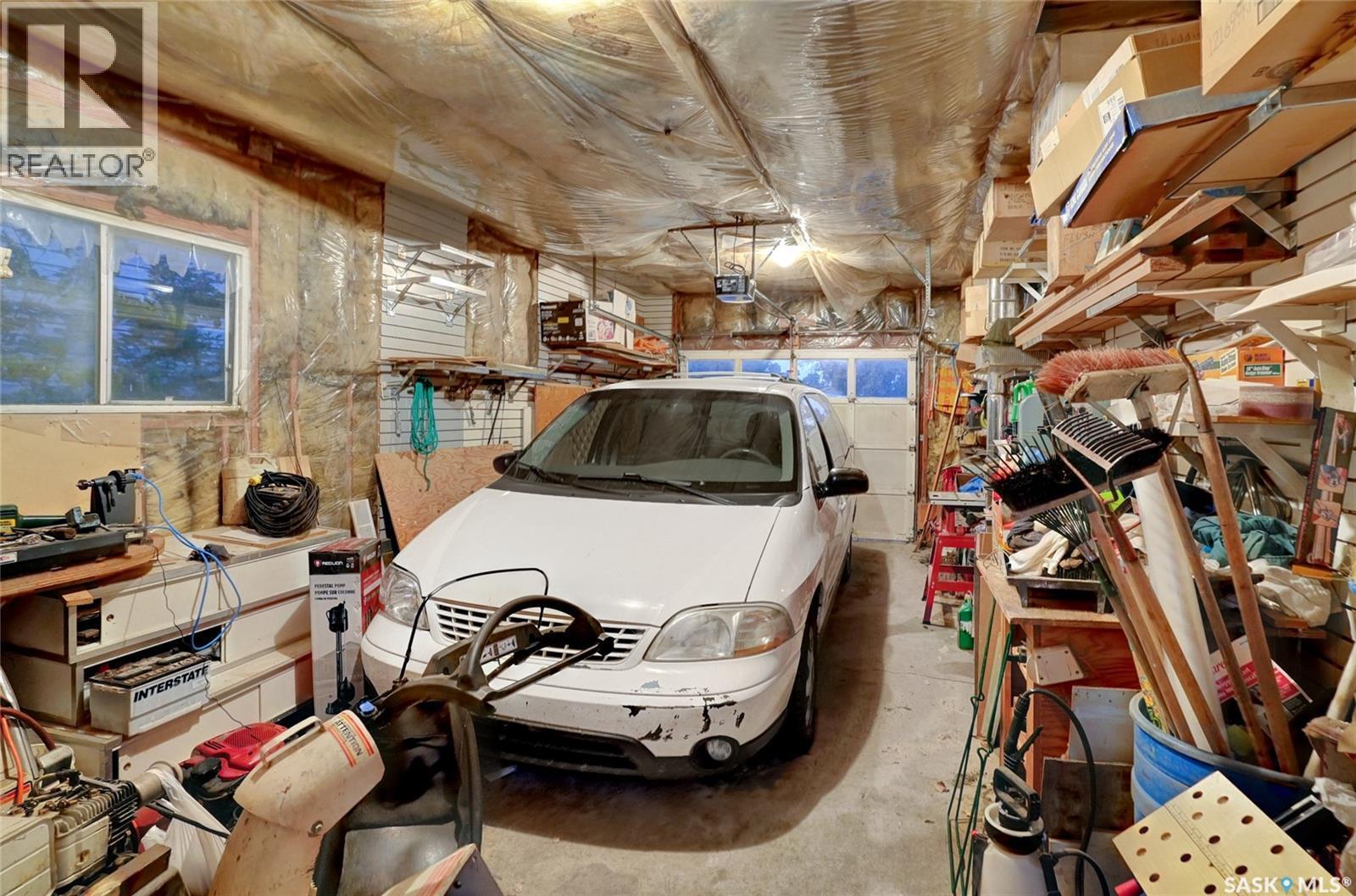 524 6Th Avenue E, Assiniboia, SK - Indoor Photo Showing Garage