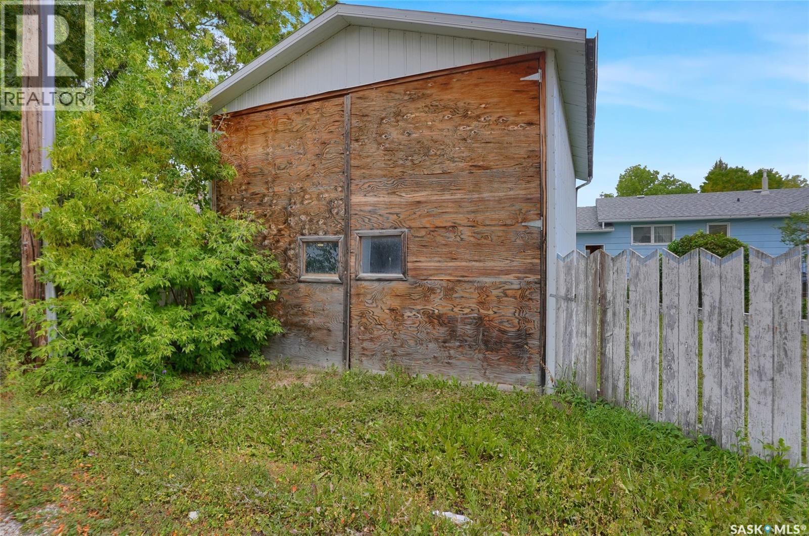 524 6Th Avenue E, Assiniboia, SK - Outdoor