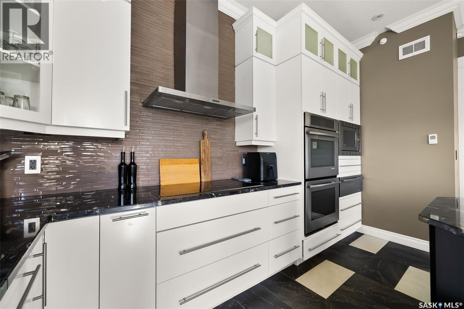 123 Slater Crescent, Edenwold Rm No.158, SK - Indoor Photo Showing Kitchen With Upgraded Kitchen