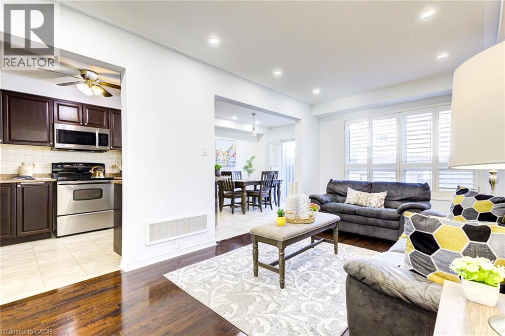 1633 Frolis Street, Oshawa, ON - Indoor Photo Showing Living Room