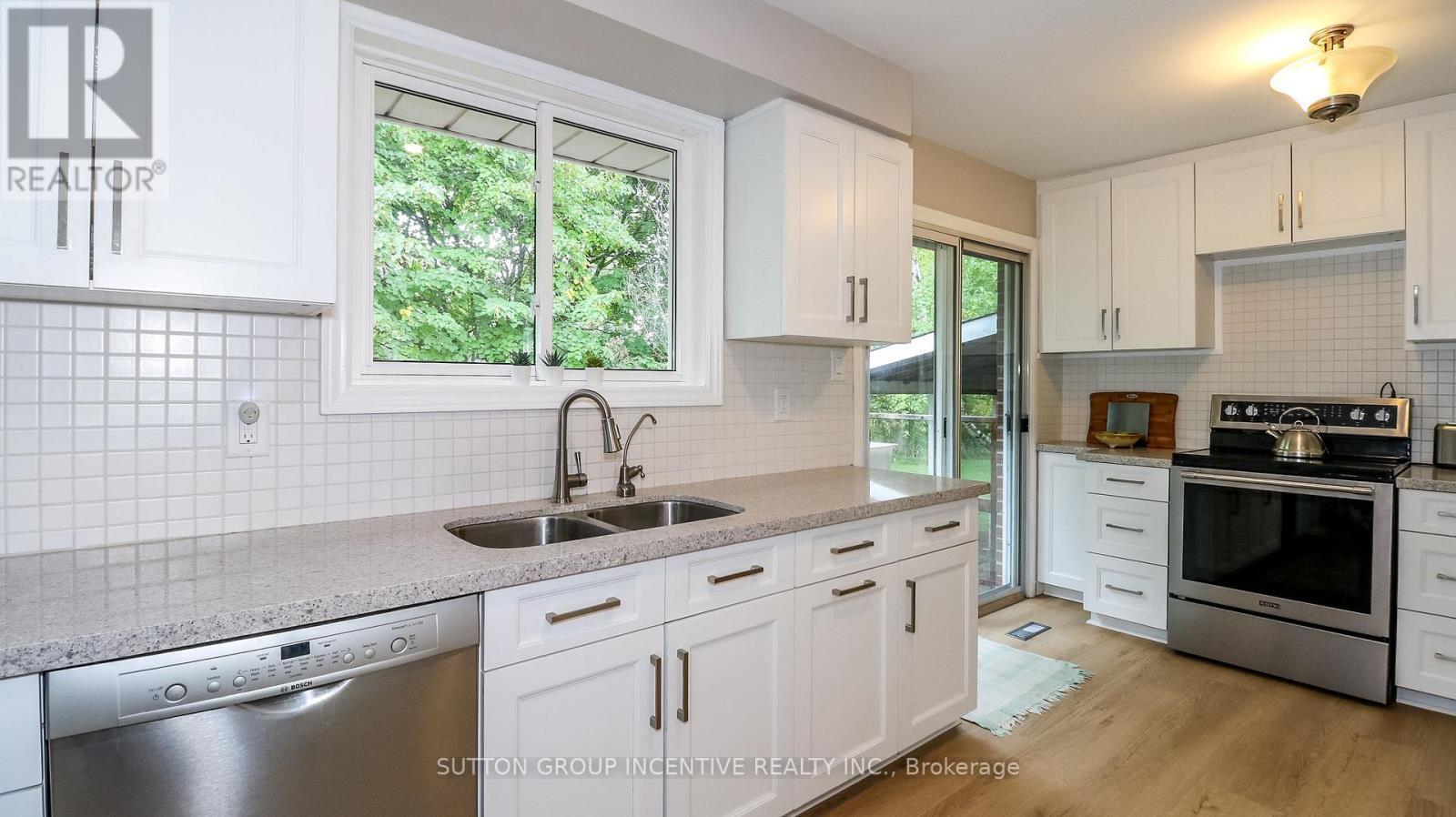2717 Line 13 Line, Bradford West Gwillimbury, ON - Indoor Photo Showing Kitchen With Double Sink With Upgraded Kitchen