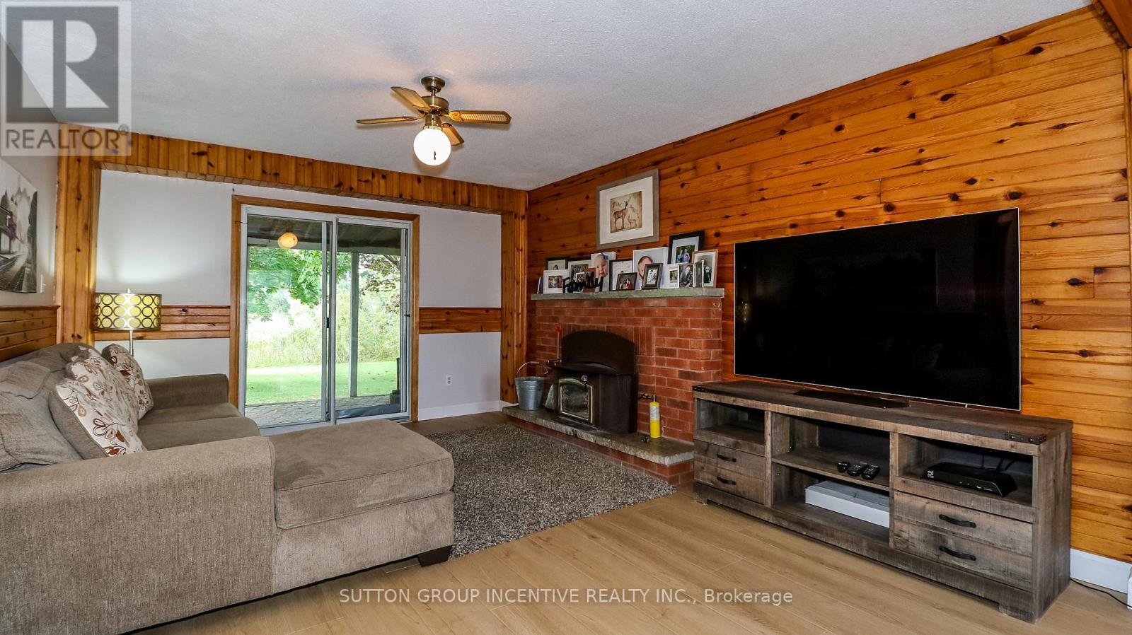 2717 Line 13 Line, Bradford West Gwillimbury, ON - Indoor Photo Showing Living Room With Fireplace
