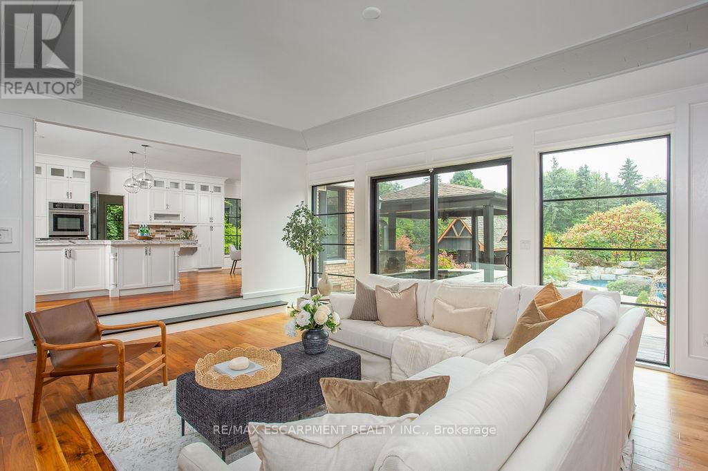 12 Blackberry Place, Hamilton, ON - Indoor Photo Showing Living Room