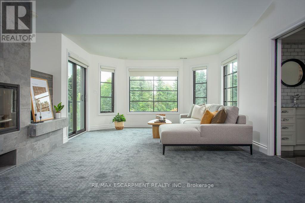 12 Blackberry Place, Hamilton, ON - Indoor Photo Showing Living Room