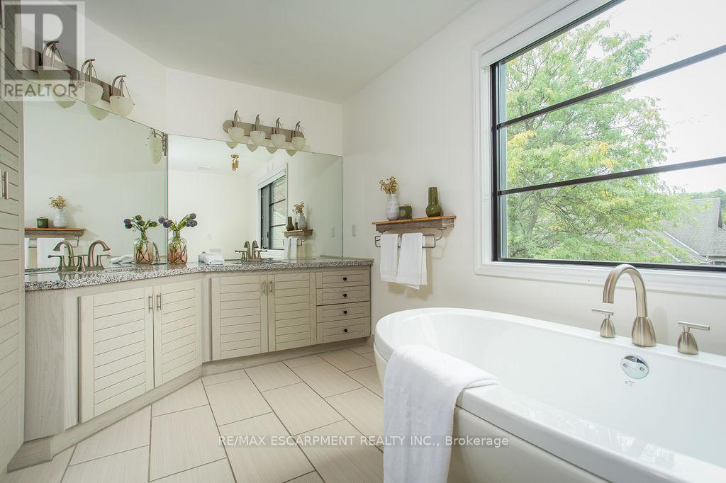 12 Blackberry Place, Hamilton, ON - Indoor Photo Showing Bathroom