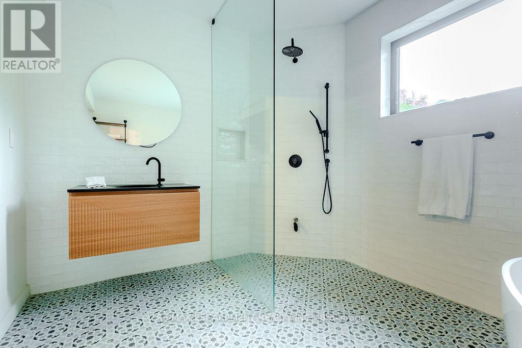 12 Blackberry Place, Hamilton, ON - Indoor Photo Showing Bathroom