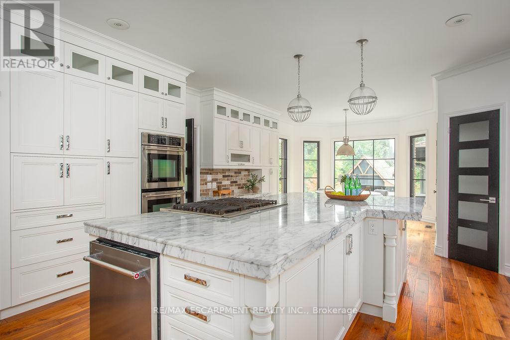 12 Blackberry Place, Hamilton, ON - Indoor Photo Showing Kitchen With Upgraded Kitchen