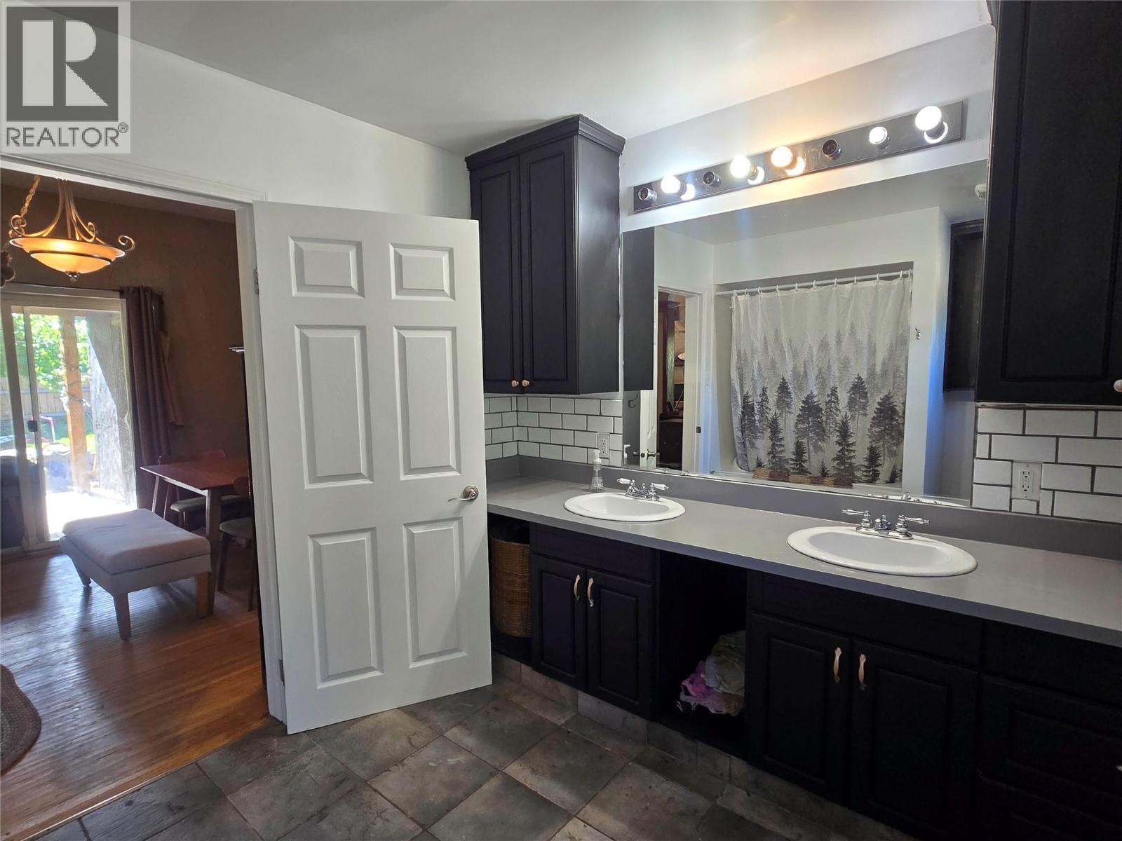 1602 Vancouver Street, Nelson, BC - Indoor Photo Showing Bathroom