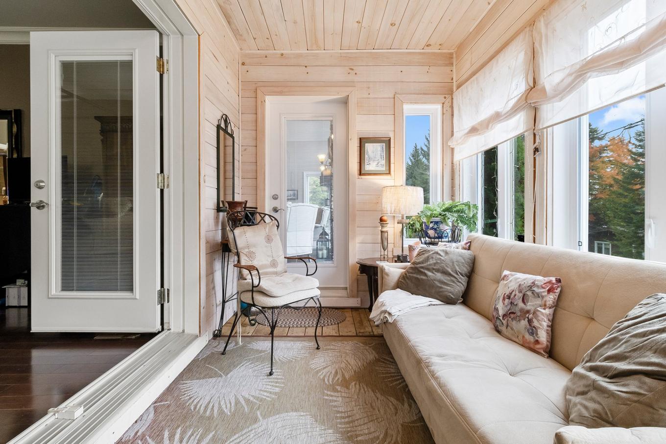 Veranda - 4 Ch. Du Colibri, Val-Des-Lacs, QC -