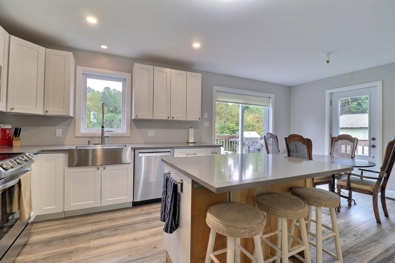 Cuisine - 672 Ch. Du Poisson-Blanc, Denholm, QC - Indoor Photo Showing Kitchen