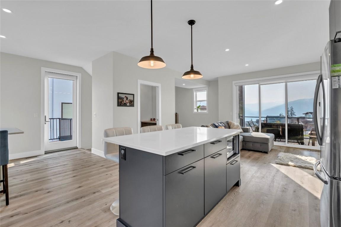 101-1001 Antler Drive, Penticton, BC - Indoor Photo Showing Kitchen