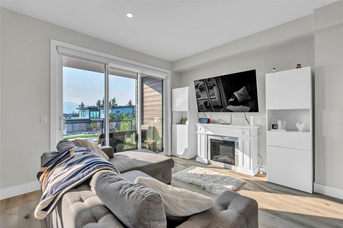 101-1001 Antler Drive, Penticton, BC - Indoor Photo Showing Living Room With Fireplace