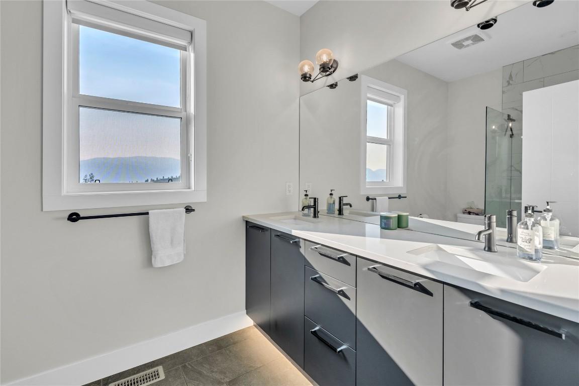101-1001 Antler Drive, Penticton, BC - Indoor Photo Showing Bathroom