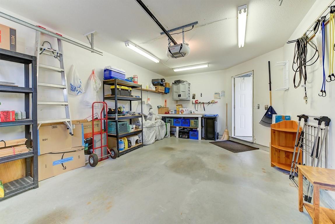 125-4035 Gellatly Road, West Kelowna, BC - Indoor Photo Showing Garage