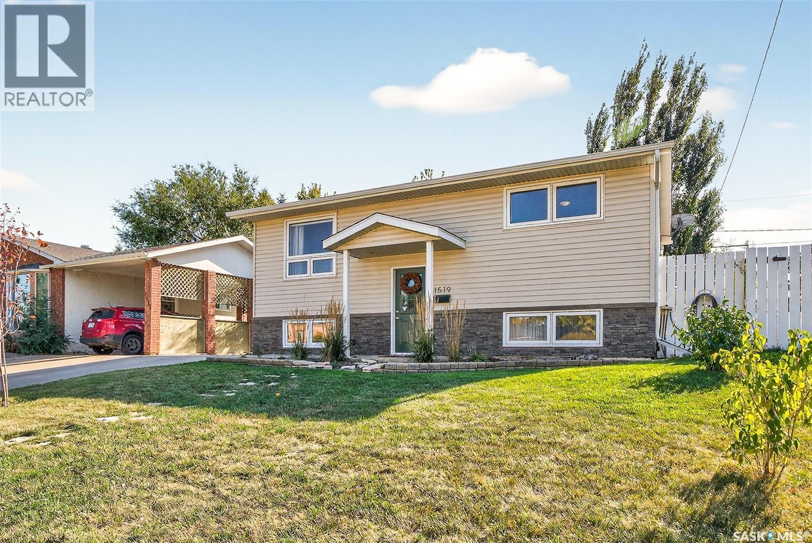 1519 Grandview Street W, Moose Jaw, SK - Outdoor With Facade