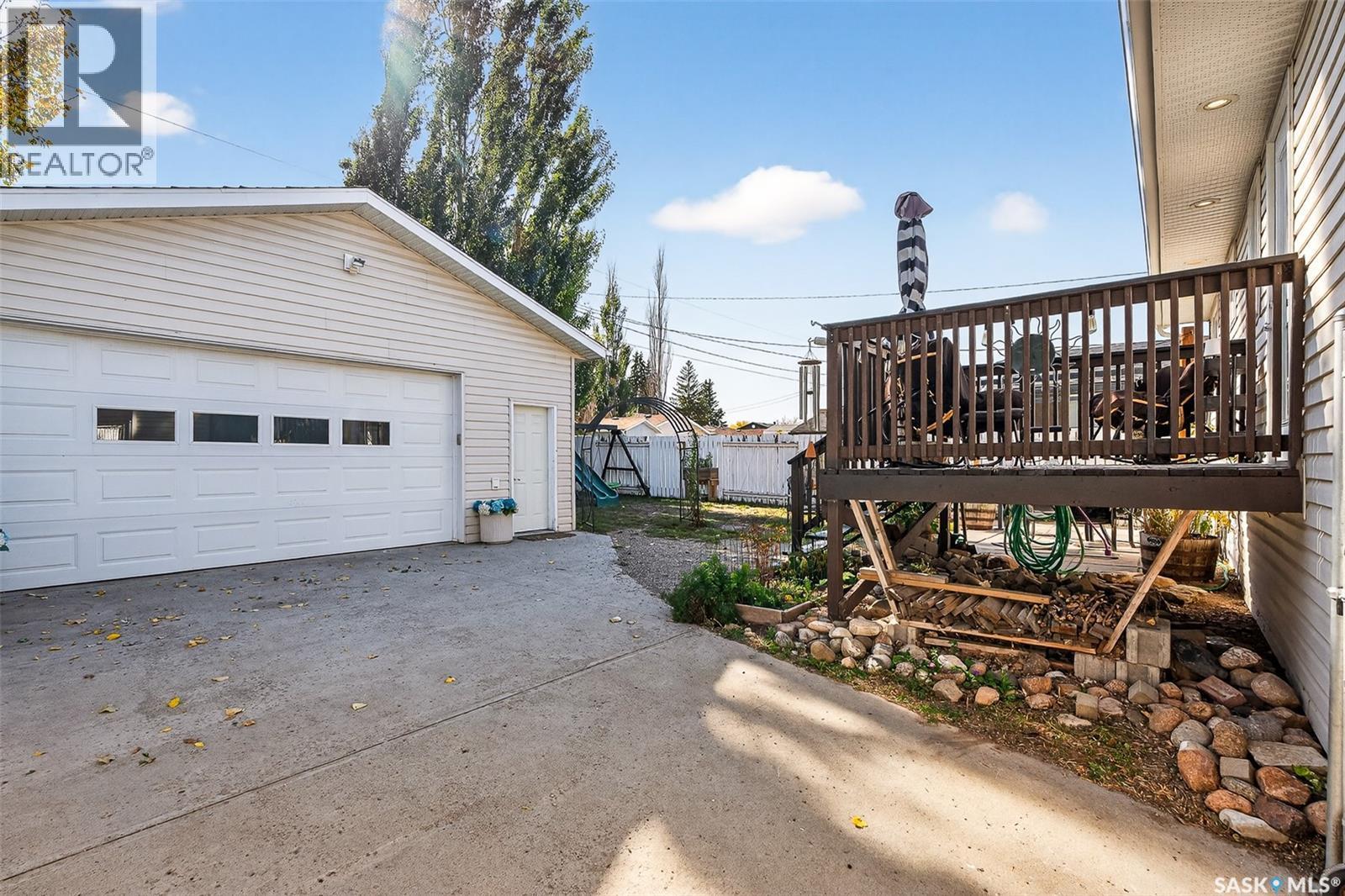 1519 Grandview Street W, Moose Jaw, SK - Outdoor With Exterior