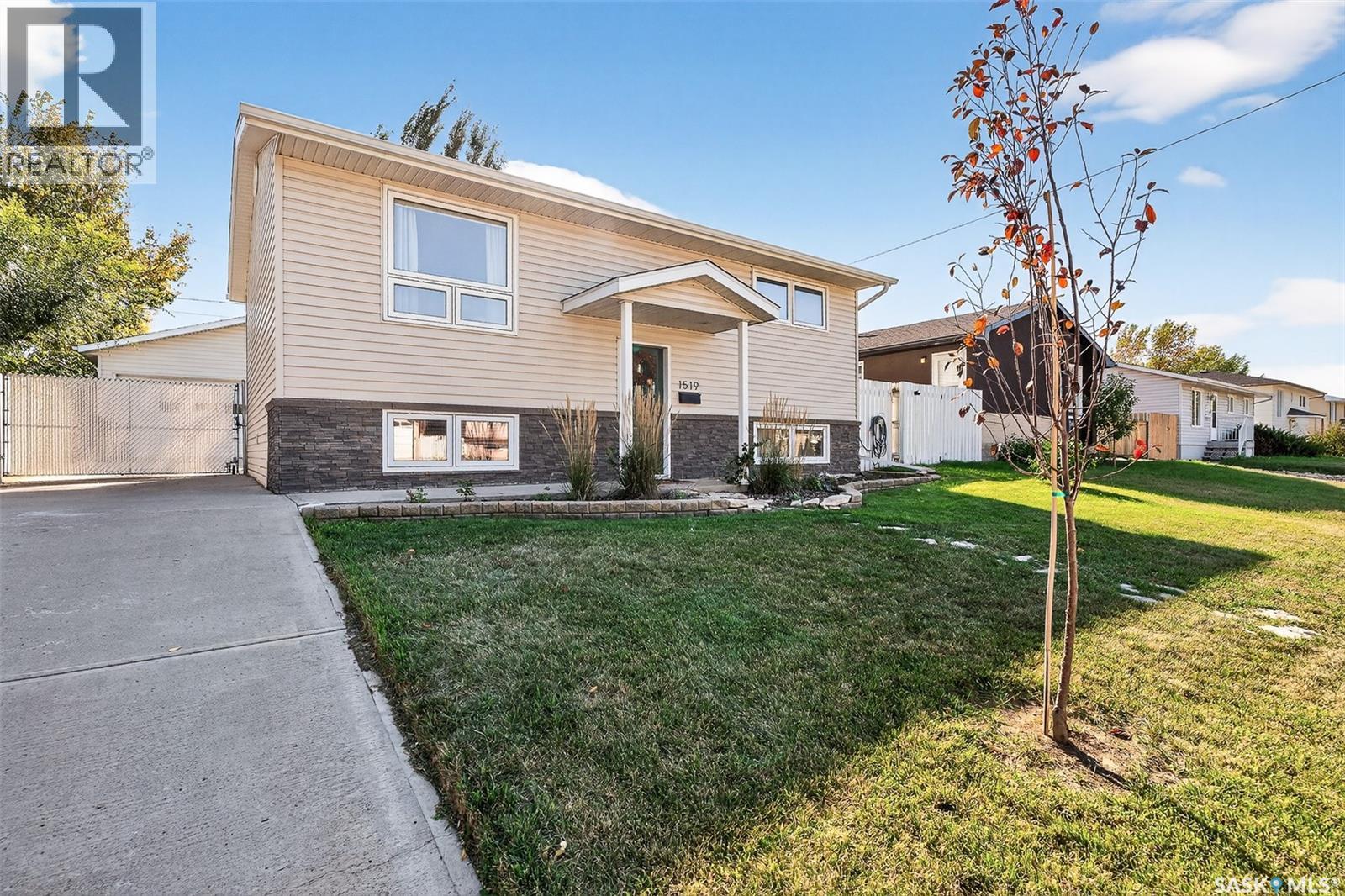 1519 Grandview Street W, Moose Jaw, SK - Outdoor